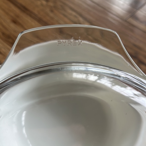 Pyrex England Tulip pattern large round casserole dish - Picture 6 of 8